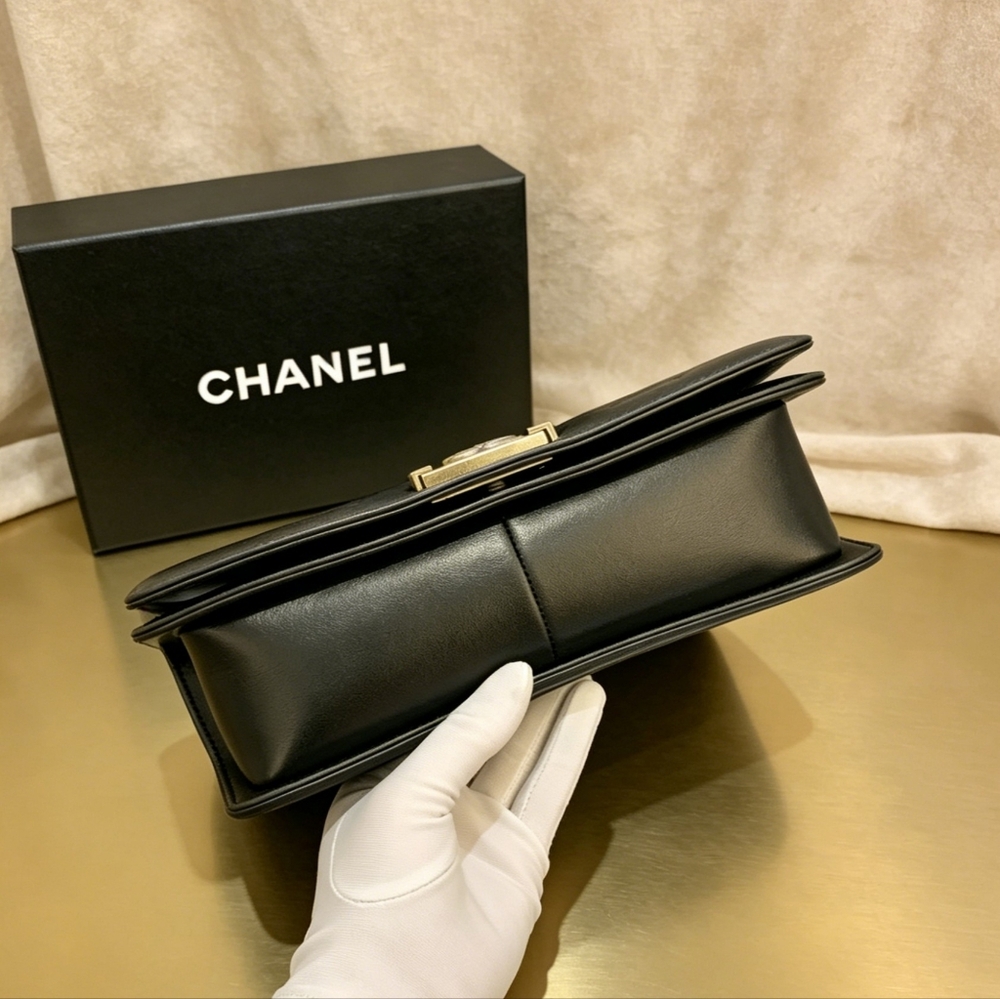 Chanel Boy Medium in Quilted Lambskin - Picture 2 of 6